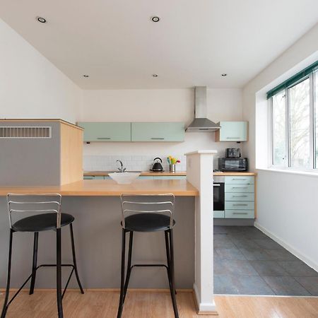 לונדון Modern Luxury Apartment By Bow Road Station מראה חיצוני תמונה