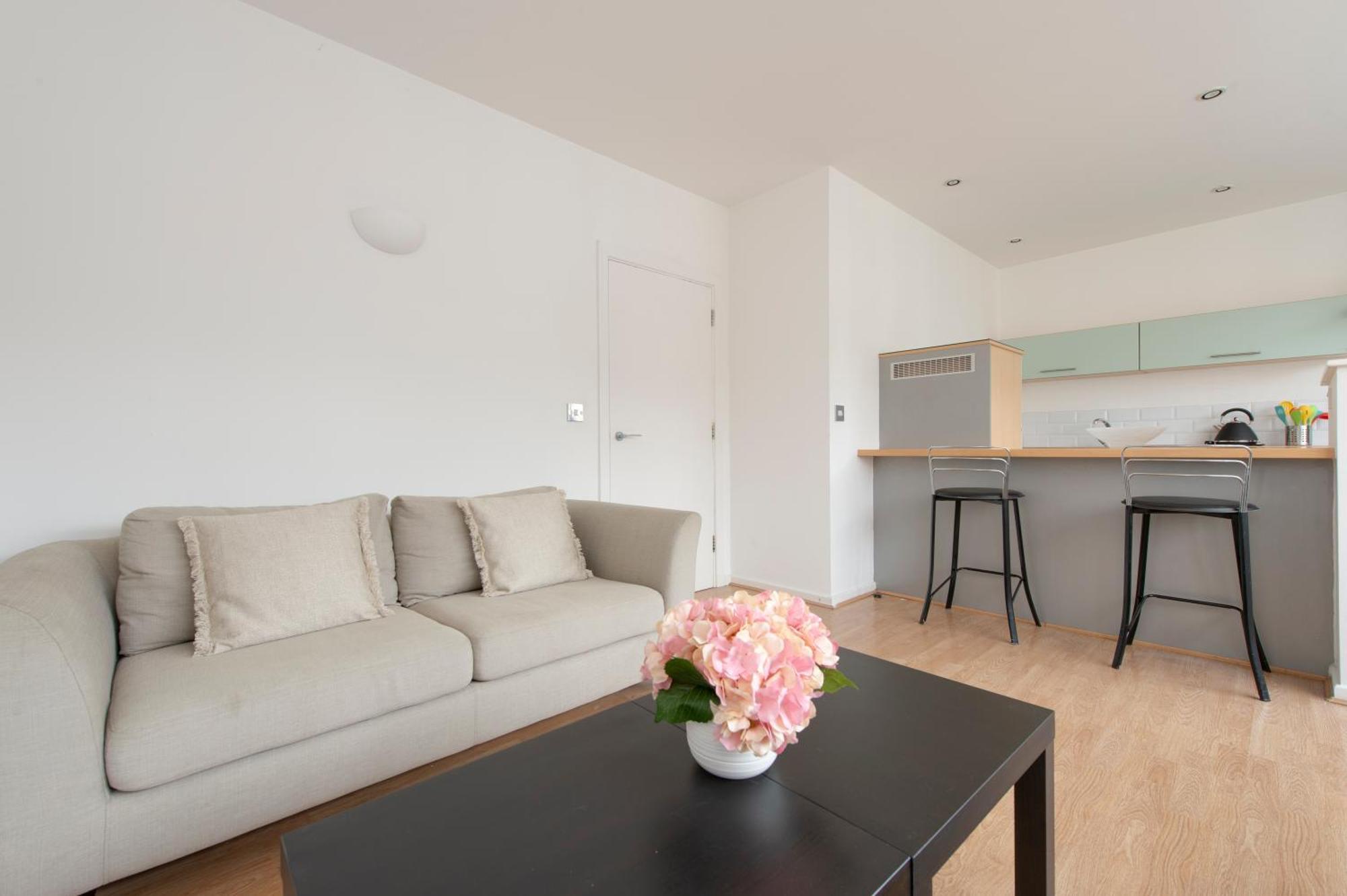 לונדון Modern Luxury Apartment By Bow Road Station מראה חיצוני תמונה